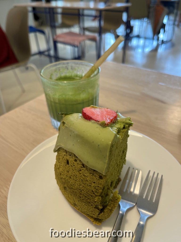 matcha berry chiffon cake