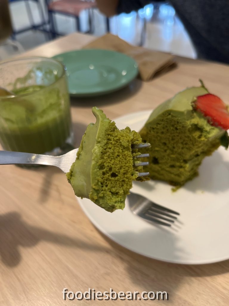 matcha berry chiffon cake