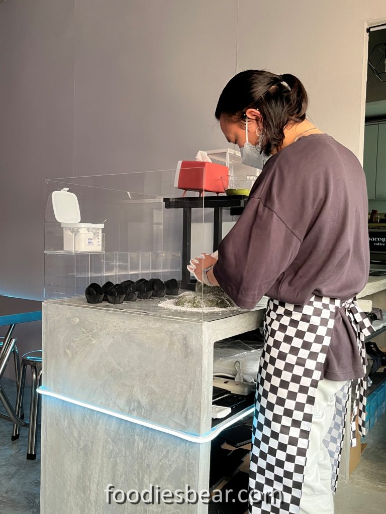 making matcha daifuku