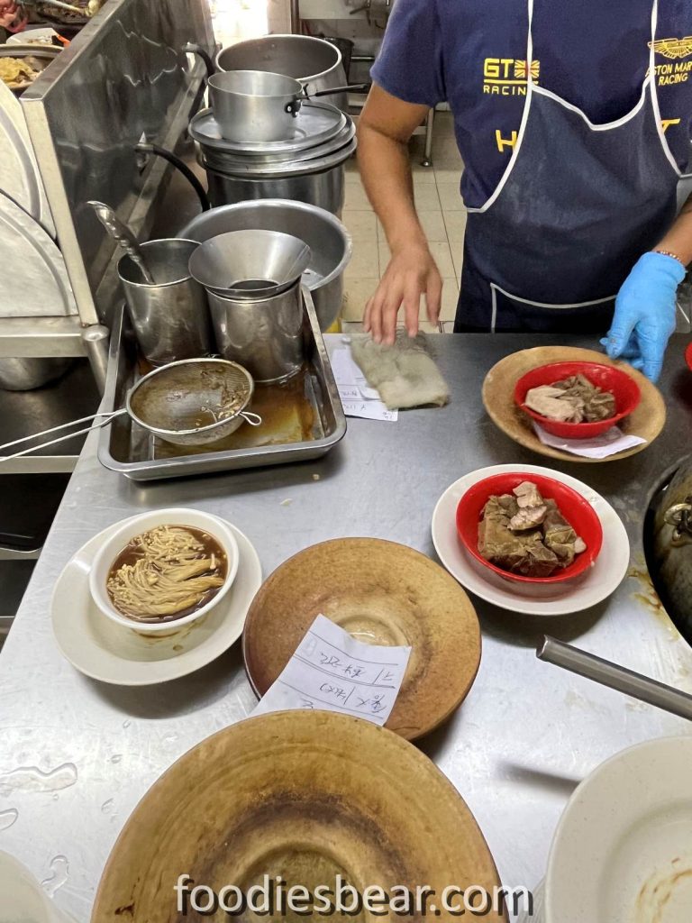 serving bah kut teh