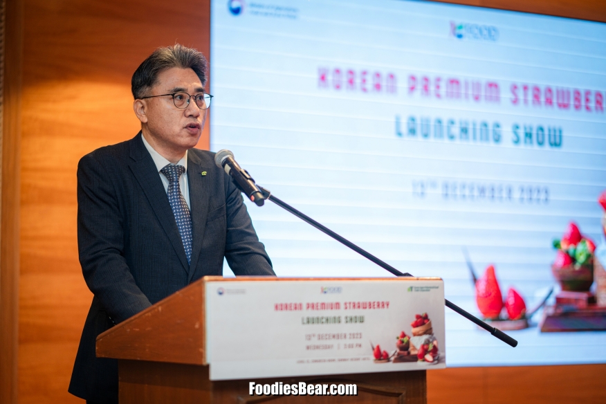 Mr. Jang Jae Hyung, Managing Director of Korea Agro-Trade Centre in Kuala Lumpur (in picture) proudly introduced a variety of premium Korean strawberries to Malaysia.