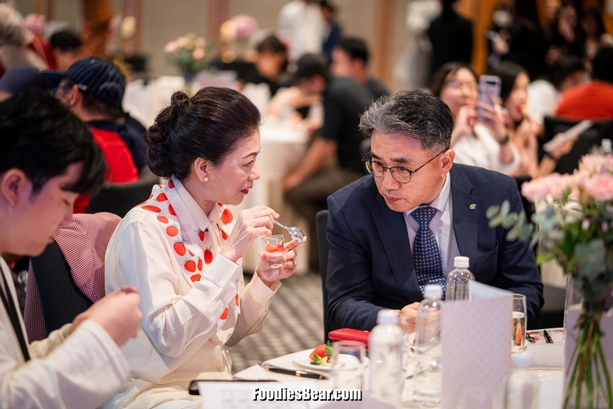 Indulging in a delightful taste test, guests savour the exquisite flavours of five premium Korean strawberry varieties: Kuemsil, Sulhyang, King’s Berry, Vitaberry, and Snowberry.