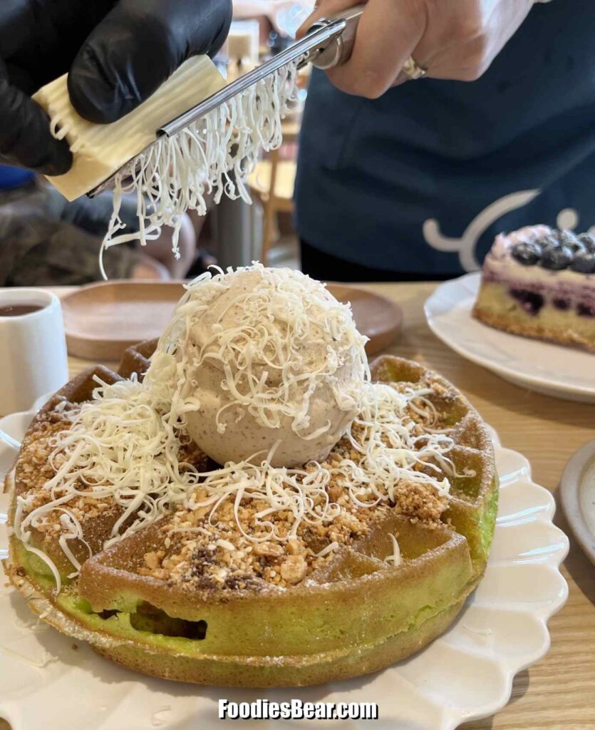 Cheese grated at table - Fluffed waffle